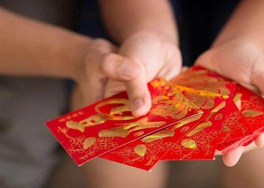 眷注员工怙恃，，，，，，为员工怙恃设置眷注金制度
